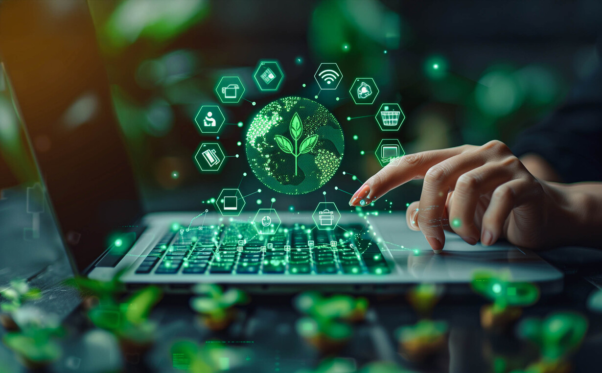 EIne Hand tippt an einem Laptop, umgeben von Pflanzen und Piktogrammen, die mit Umwelt, Informatik und Erdbeobachtung zu tun haben